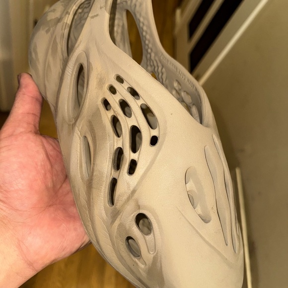 Adidas Yeezy Foam RNNR Stone Sage - Picture 5 of 8